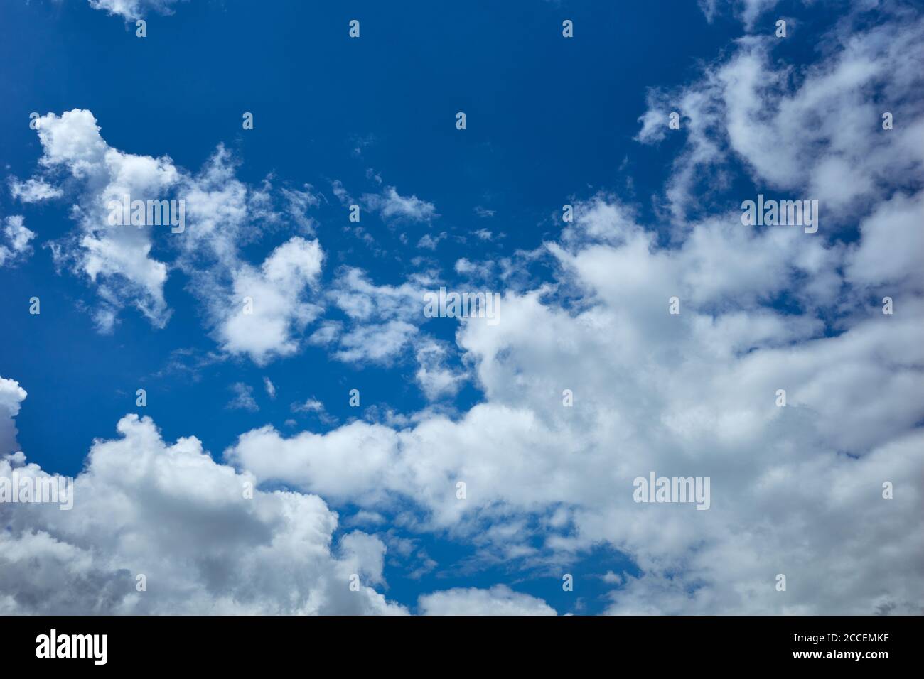 Wolken am Himmel`s Bläulichkeit. Himmlische Pracht eines schönen bewölkten Tages. Hintergrund für Vorhersage und Meteorologie Illustration Stockfoto